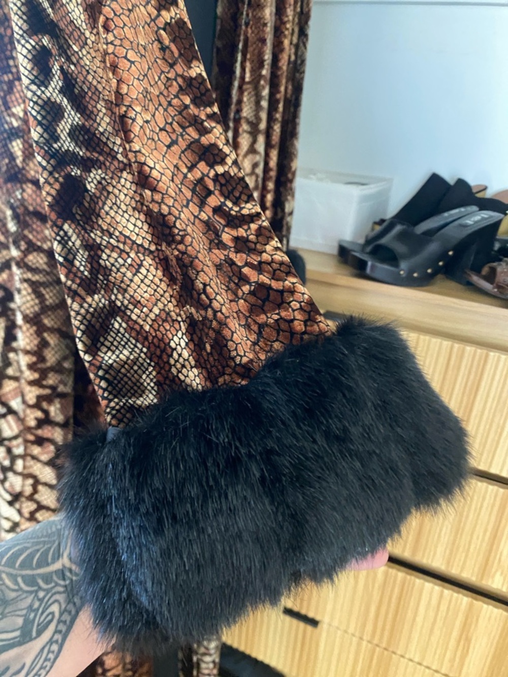 Ronni Nicole Brown Snake-Print Coat with Black Fur Trim - Picture 5 of 8